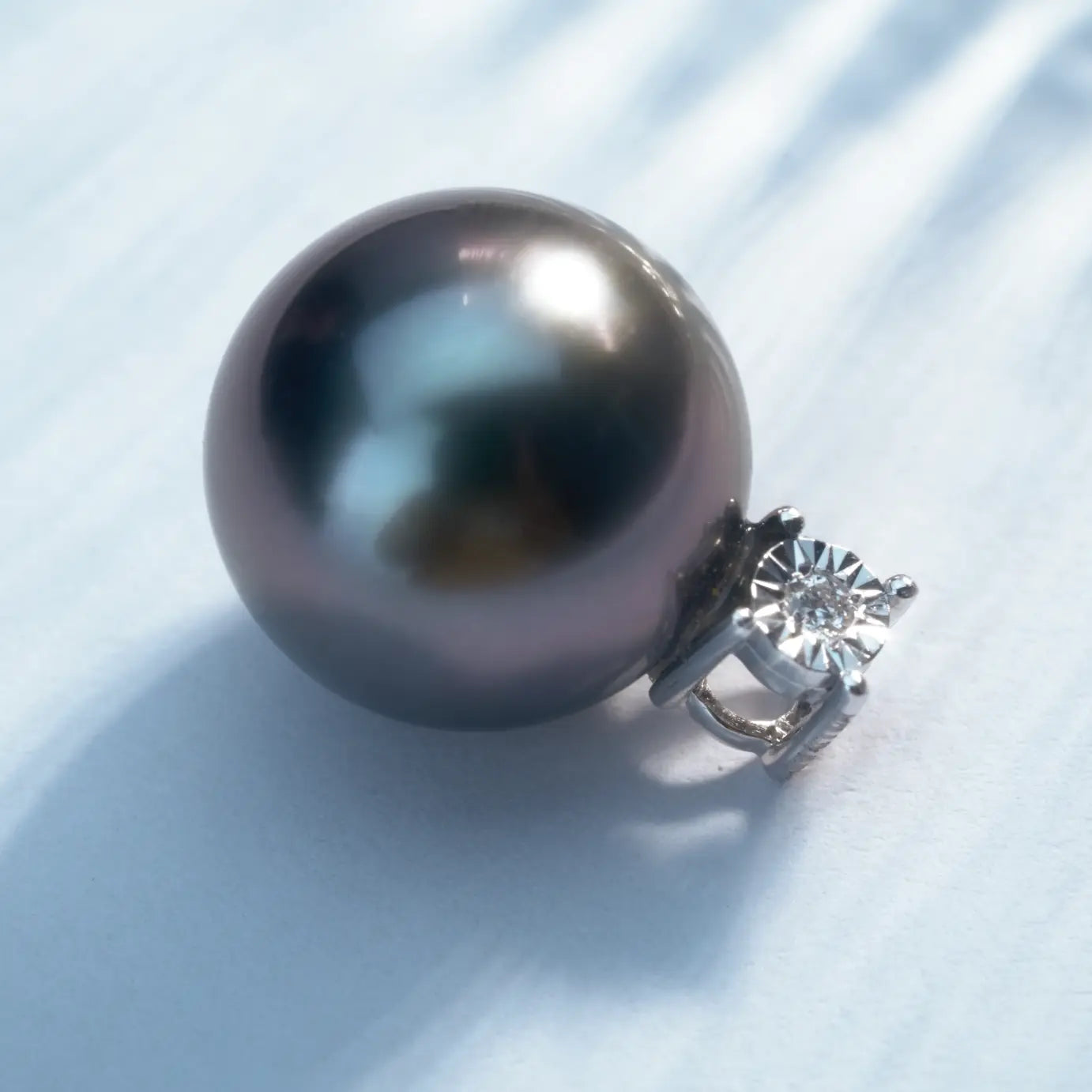 11mm Tahiti Pearl Pendant with White Gold and Diamond
