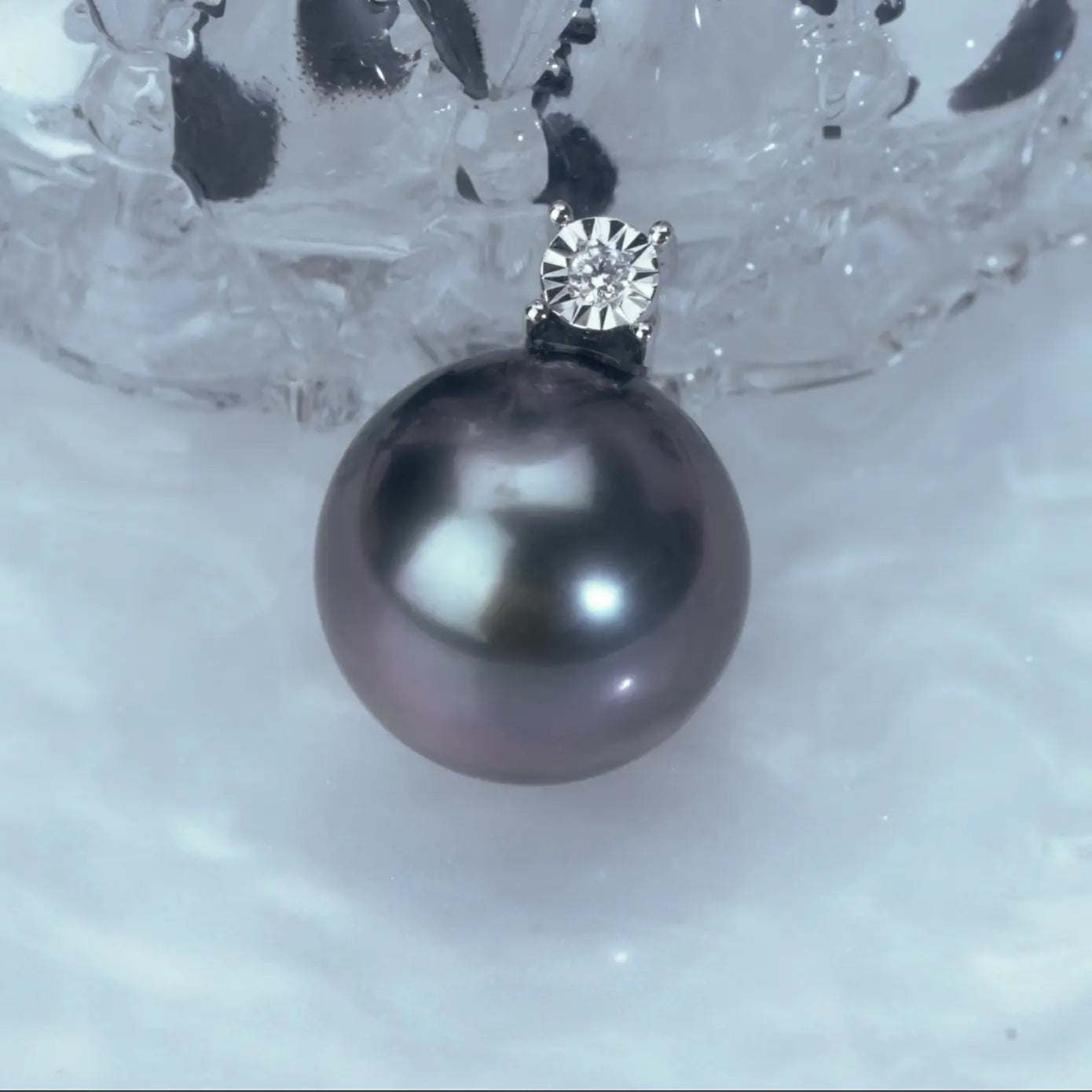 11mm Tahiti Pearl Pendant with White Gold and Diamond