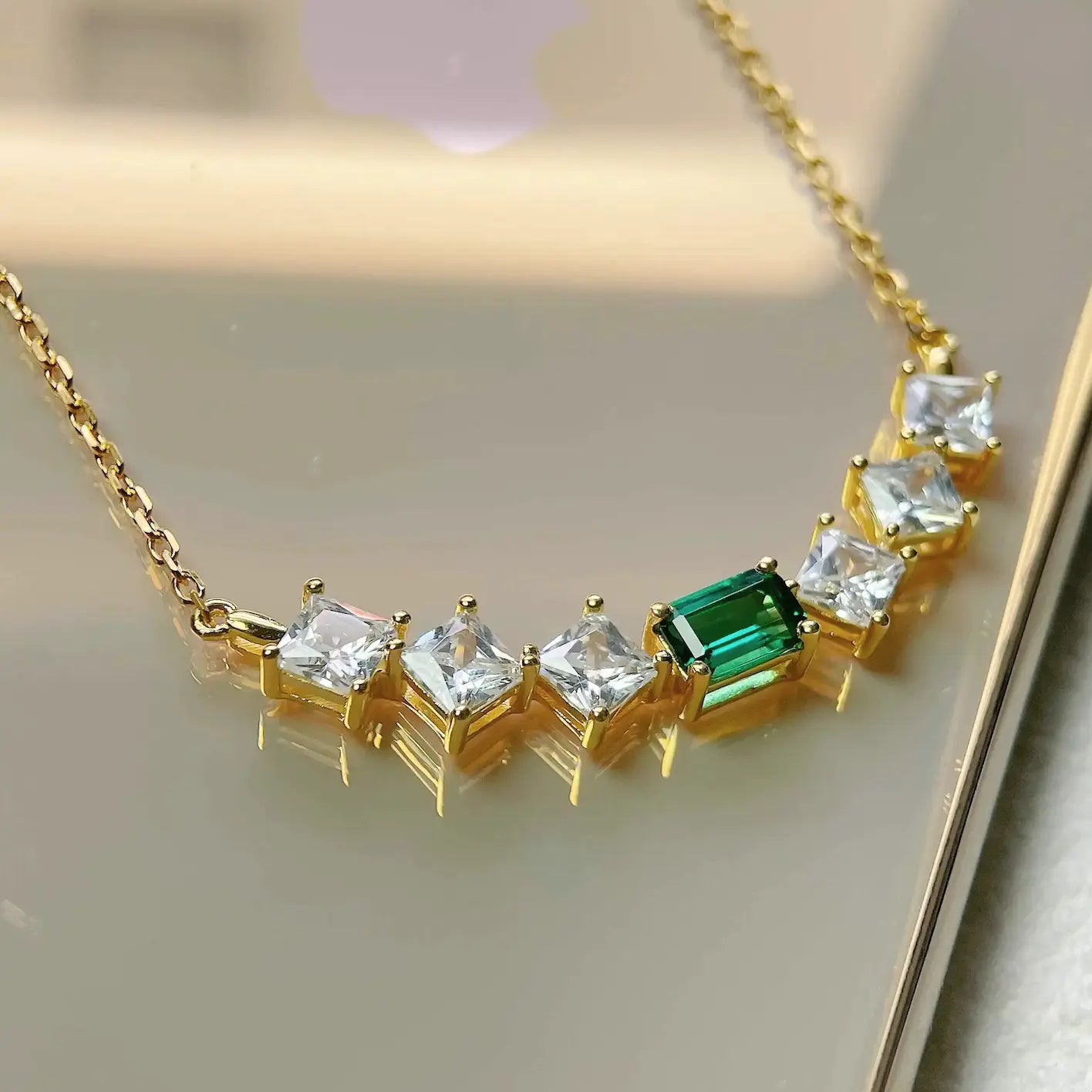 Emerald Curvy Necklace