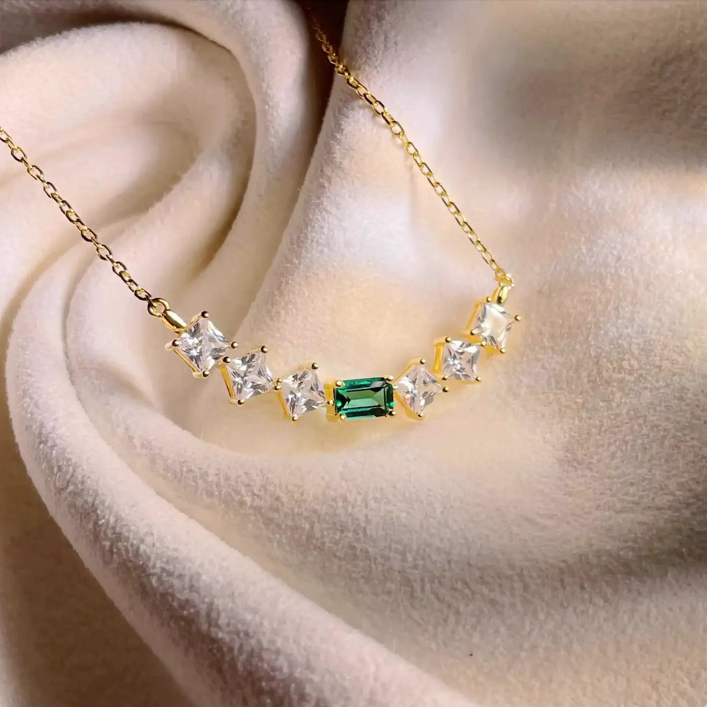 Emerald Curvy Necklace