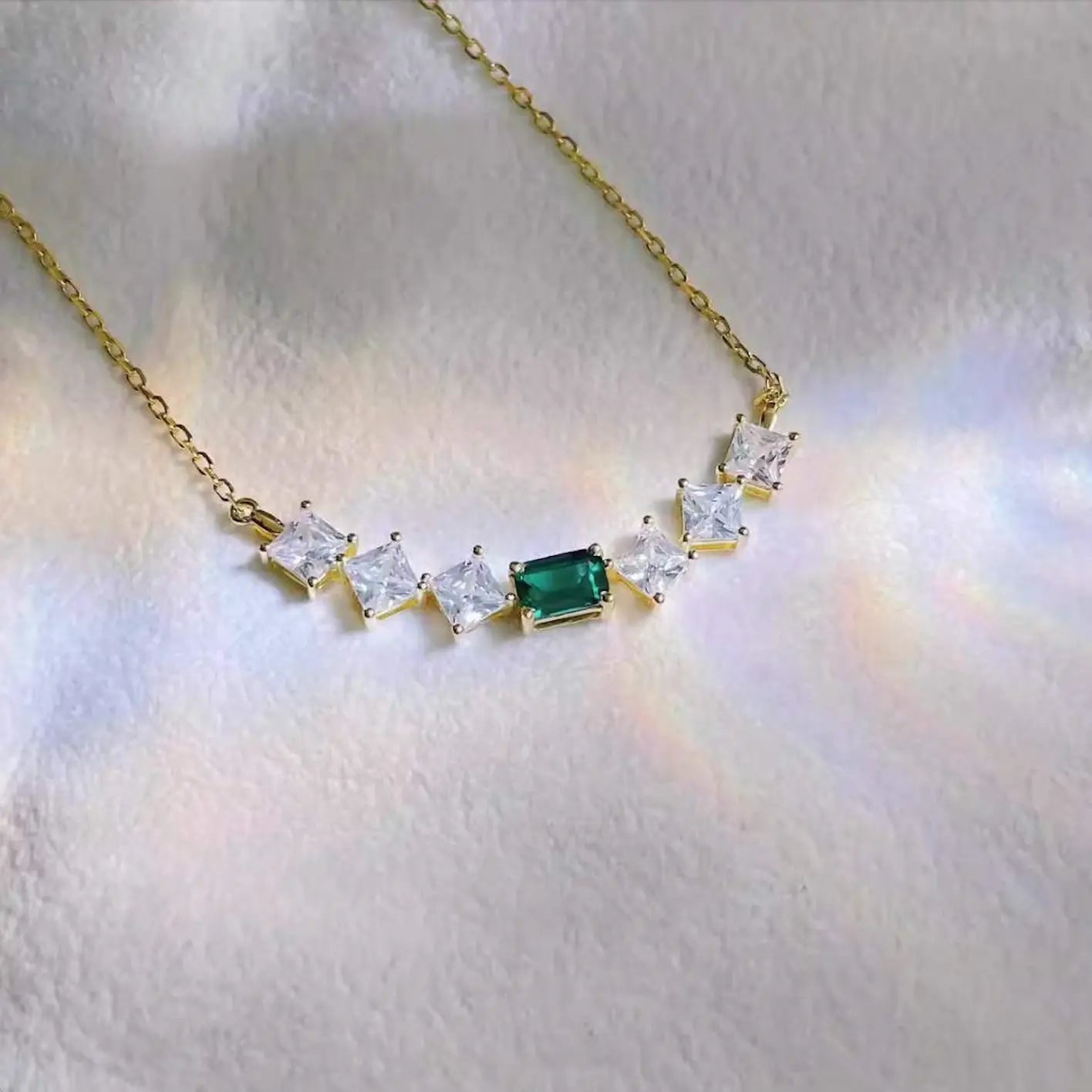 Emerald Curvy Necklace