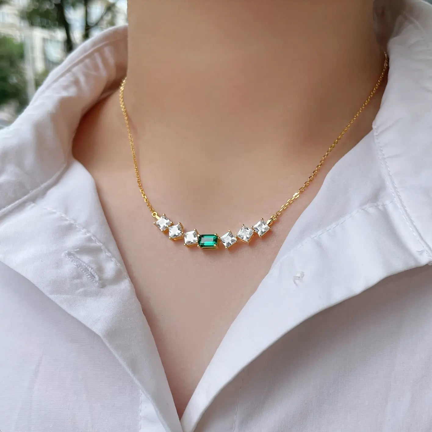 Emerald Curvy Necklace