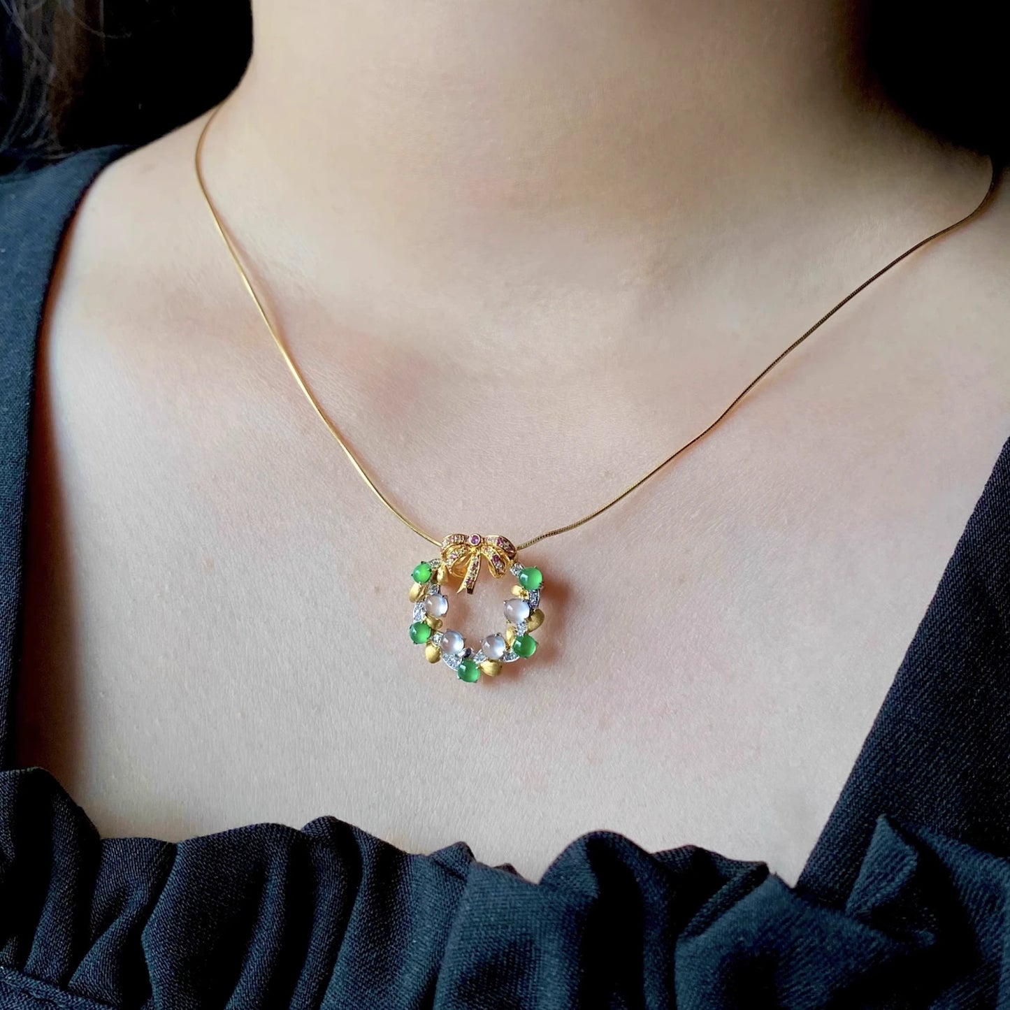 [Pre-order] Natural Jadeite Christmas Wreath Pendant with Diamond and Ruby- Green and White